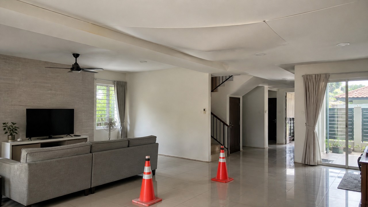 Siling plaster melendut di ruang tamu rumah Malaysia dengan kawasan bawah dikosongkan.