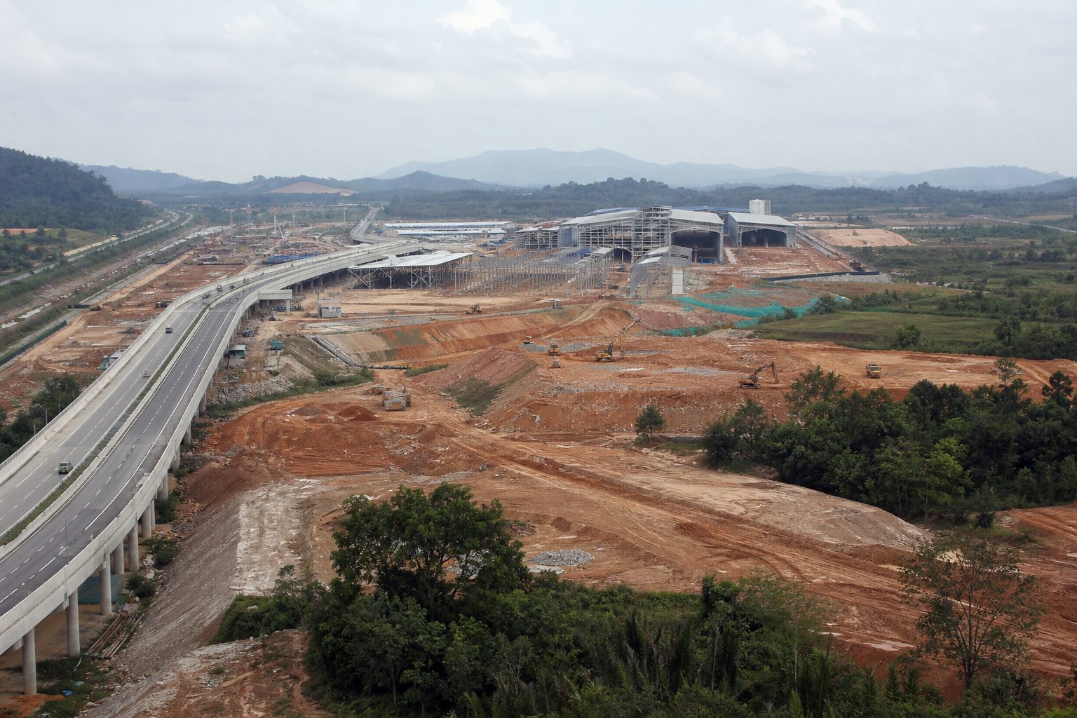 Gambar editorial jana AI berkaitan topik Johor: nilai tanah industri naik, tetapi risiko lebihan pangsapuri servis masih nyata; bukan foto projek sebenar.
