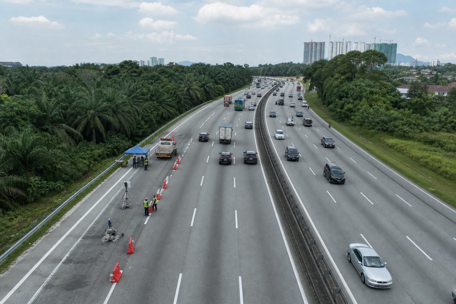 Gambar editorial jana AI yang mewakili Percubaan kelajuan minimum nasihat hingga 31 Oktober: kontraktor jalan perlu membaca semula tingkap kerja dan kawalan trafik; bukan foto projek, syarikat, tempat atau peristiwa sebenar.