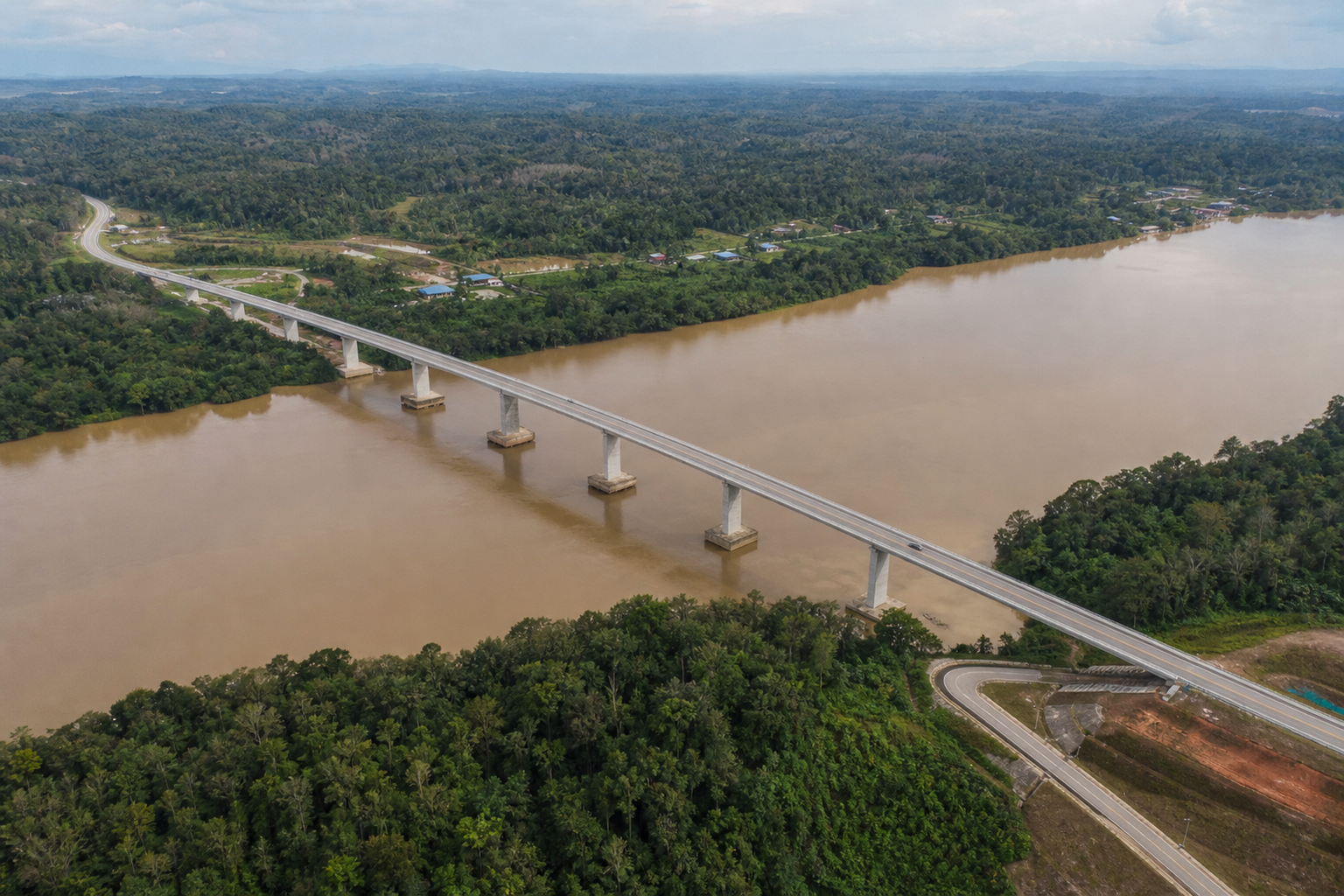 Gambar editorial jana AI yang mewakili Jambatan Batang Lupar dikaitkan dengan pertumbuhan Maludam—nilai koridor bergantung pada jalan pendekat dan penyenggaraan selepas pembukaan; bukan foto projek, syarikat, tempat atau peristiwa sebenar.