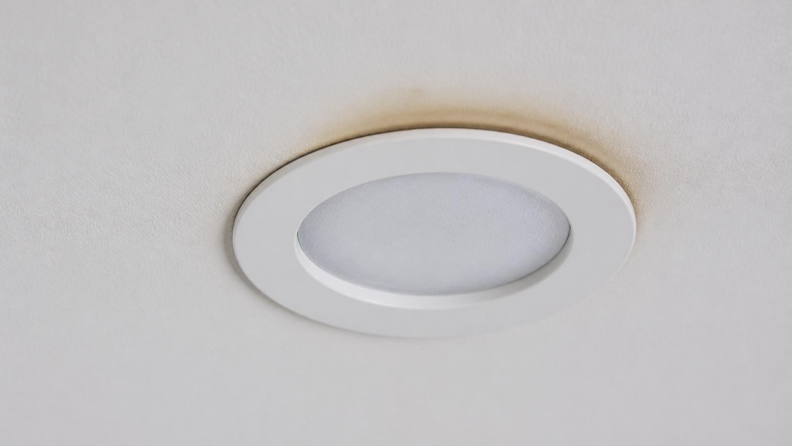 Downlight LED dengan perubahan warna halus pada tepi siling sebagai tanda amaran haba